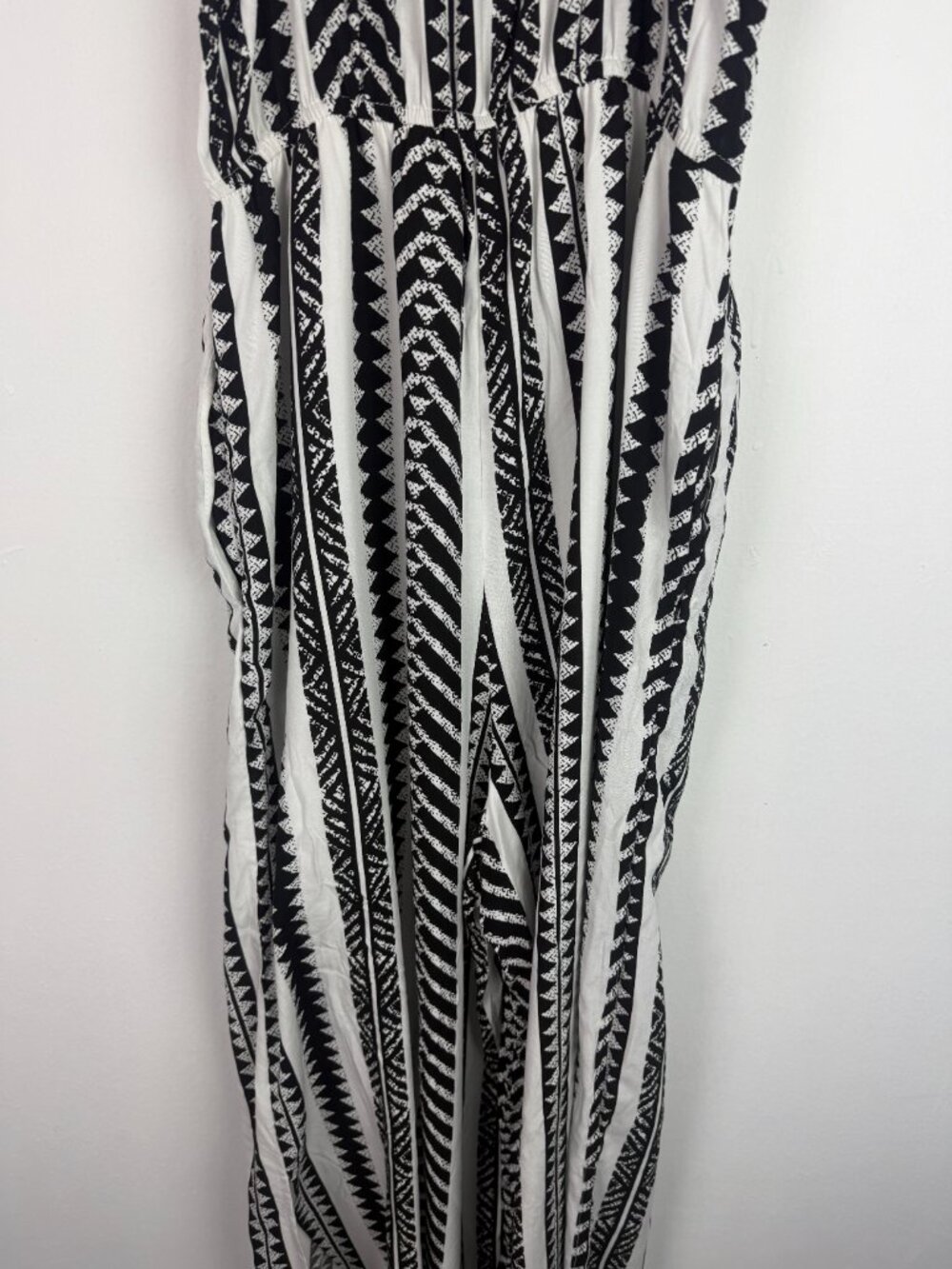 NWT Cupshe Geo Striped Surplice Sleeveless Straight Leg Jumpsuit Size Medium M - Picture 16 of 16